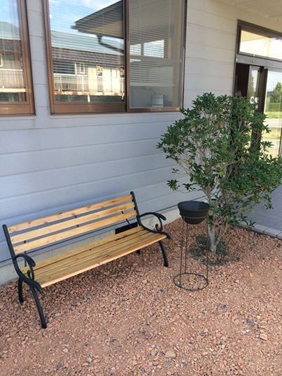 庭にベンチを設置しました！